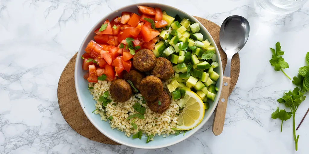 Falafelbowl met verse kruiden