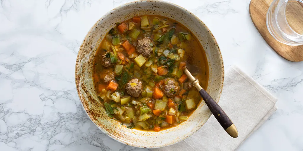 Groentesoep met aardappel en balletjes