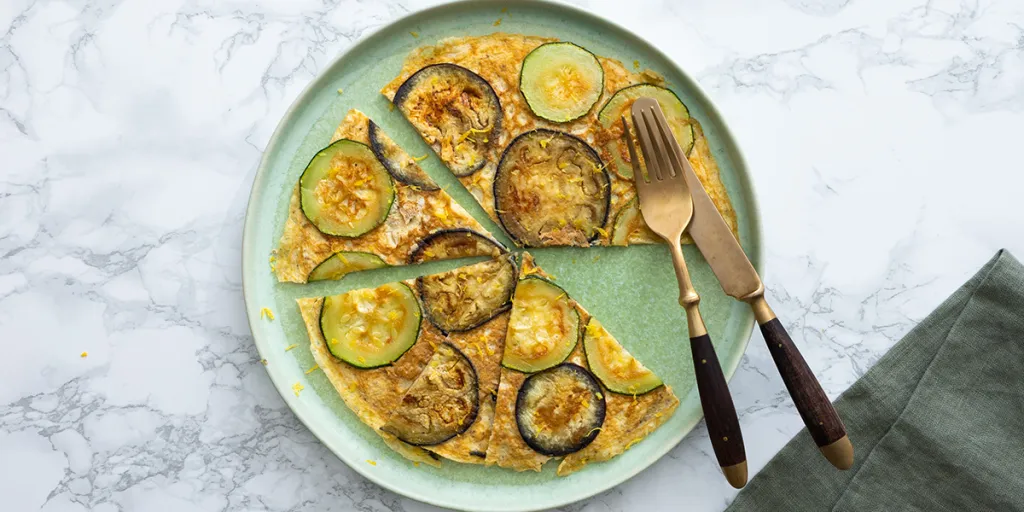Omelet met courgette en aubergine