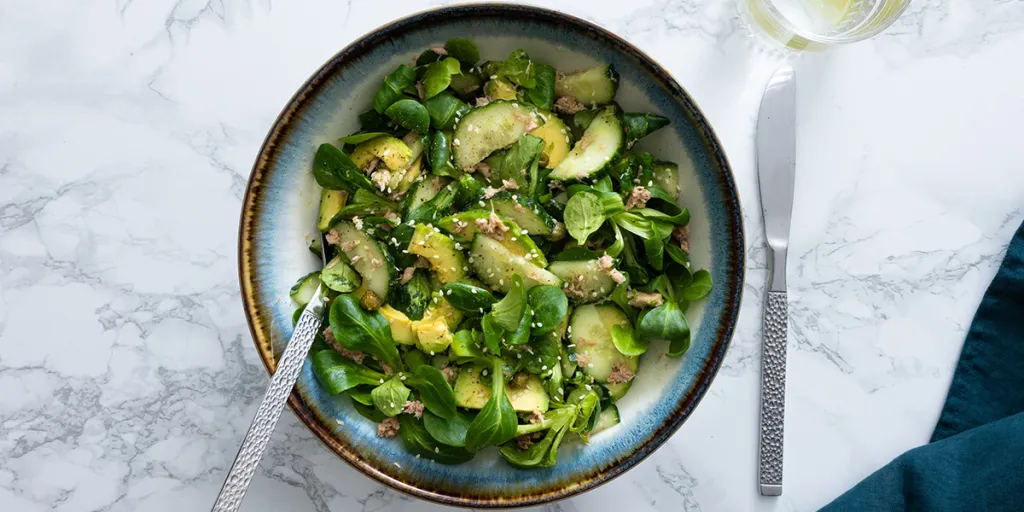 Salade met tonijn, avocado en sesamdressing