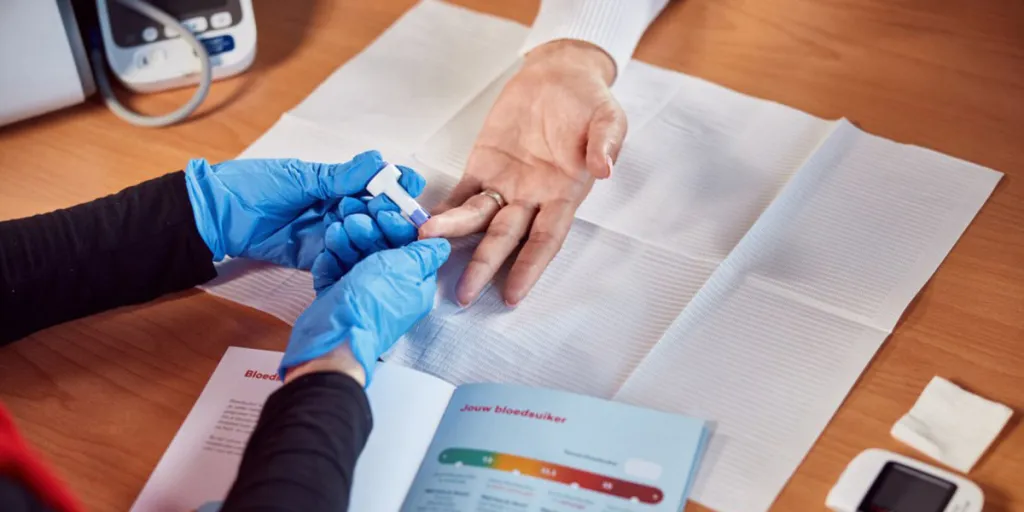 Testen op diabetes met een vingerprik