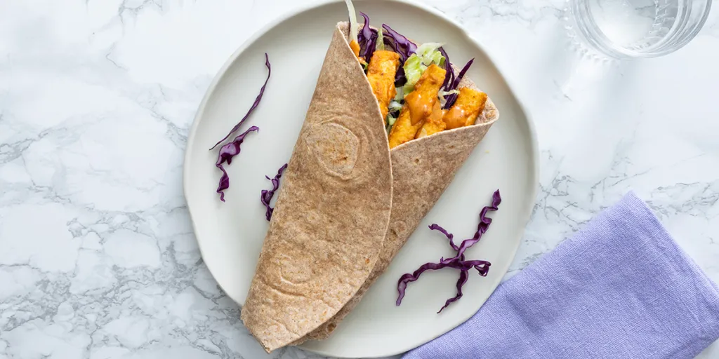Wrap met pindasaus en rode kool