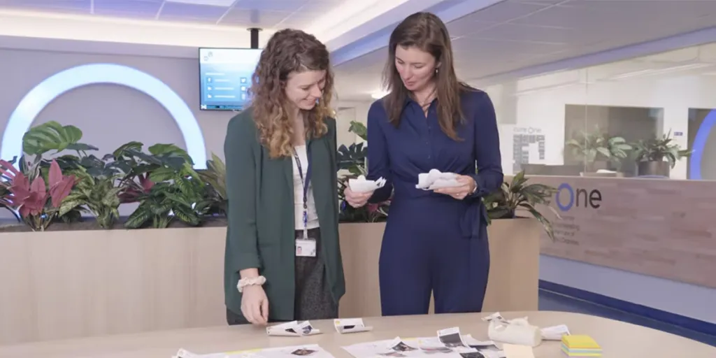 Onderzoekers Anka van Gastel en Marleen Kunneman bekijken informatie voor hun onderzoek