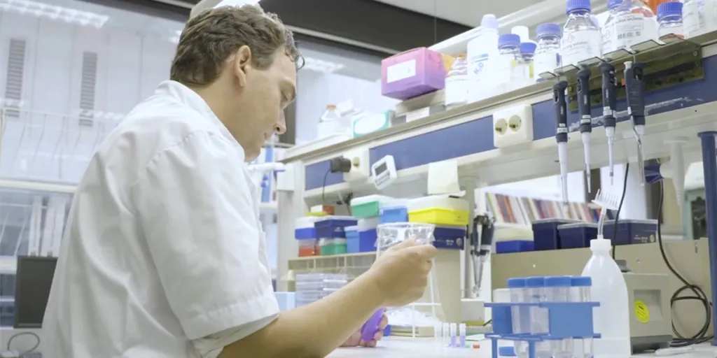 Onderzoeker Max van Nieuwdorp bekijkt of poeptransplantatie werkt