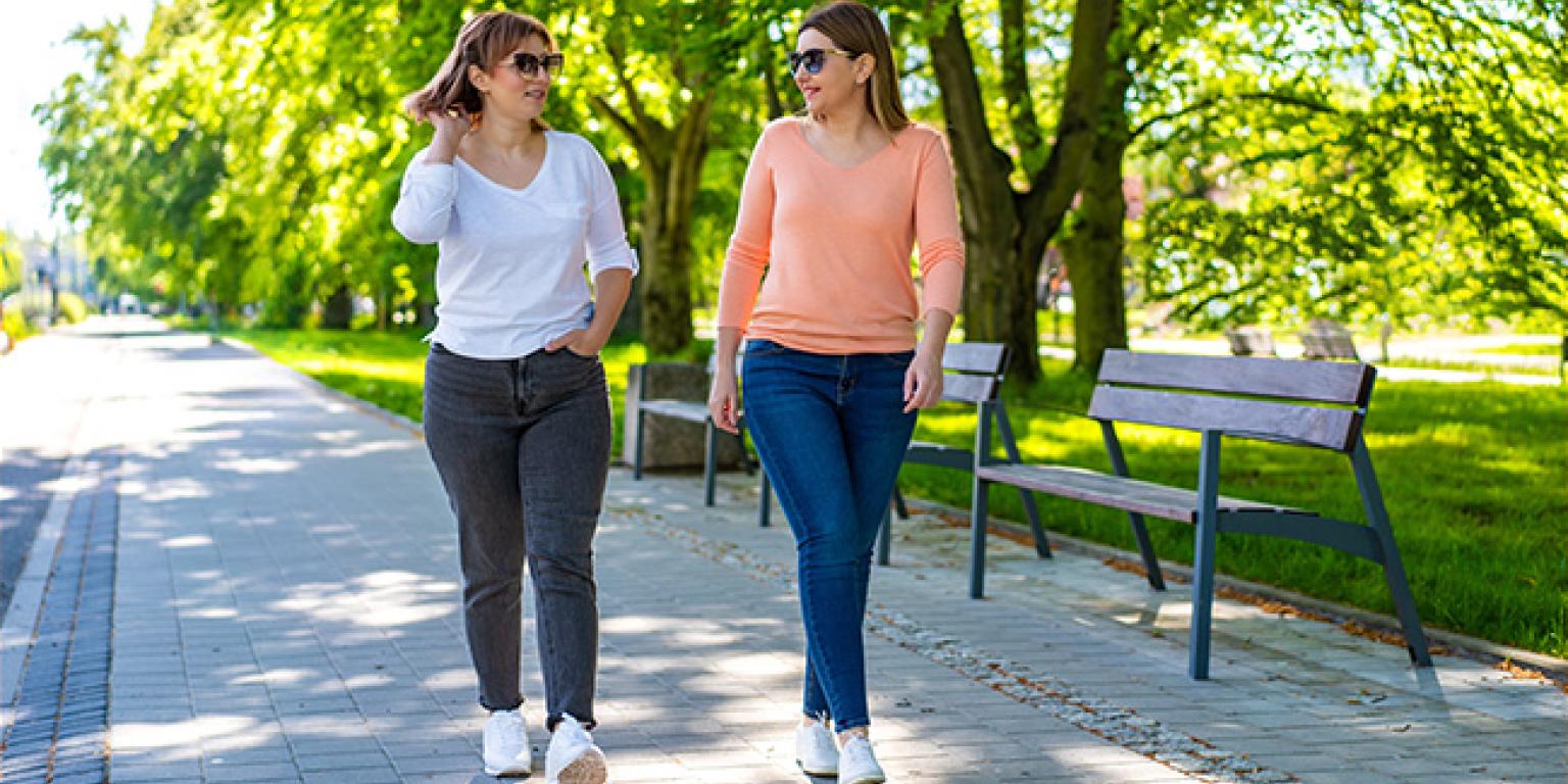 Twee vrouwen wandelen door de buurt