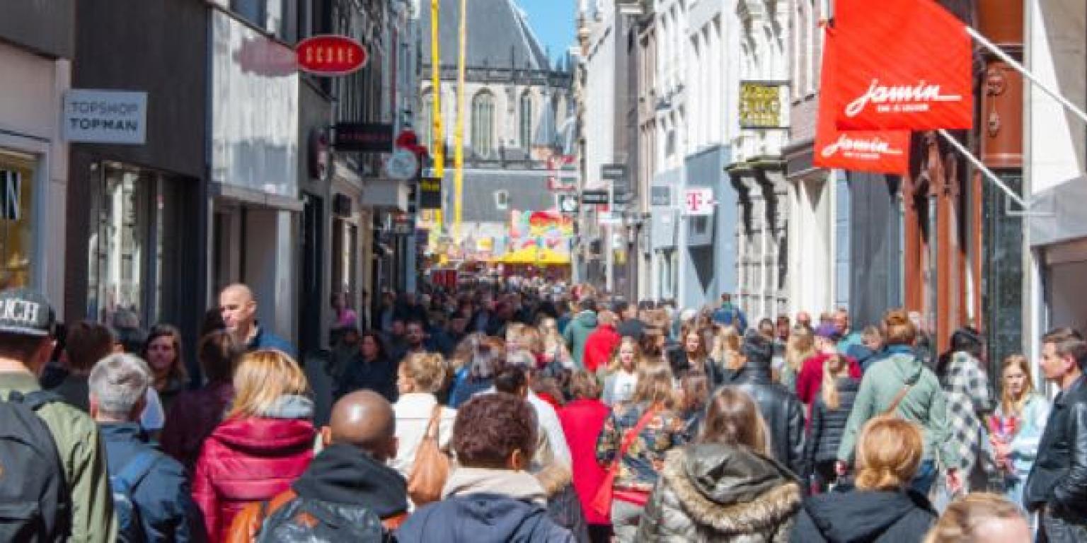 Winkelstraat met Nederlandse mensen: 'we eten over het algemeen te veel suiker'