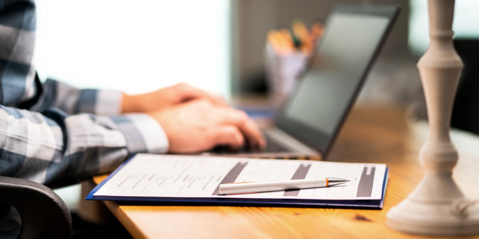 Persoon typt op laptop