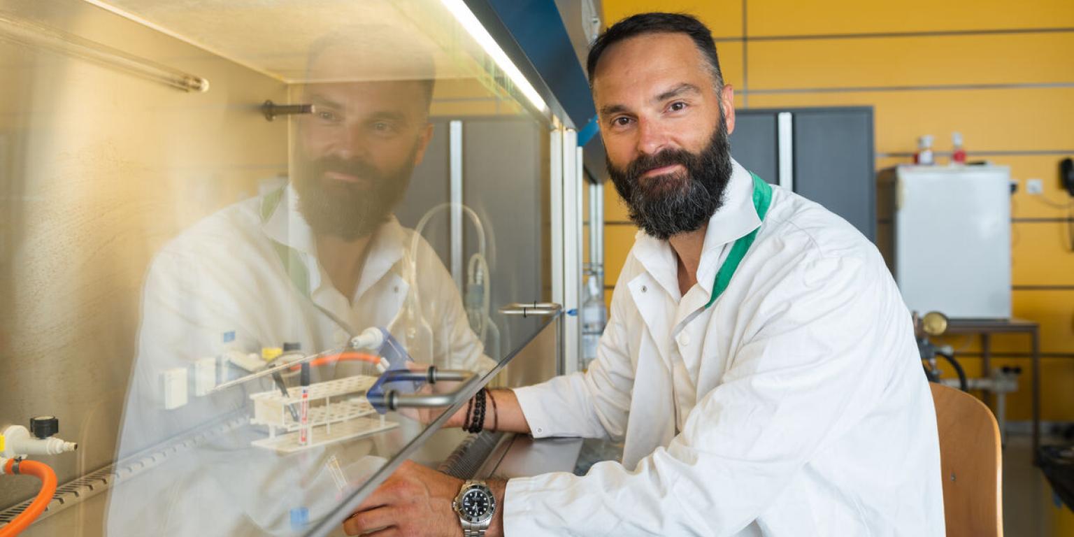 Dr. Arnaud Zaldumbide zit in het lab