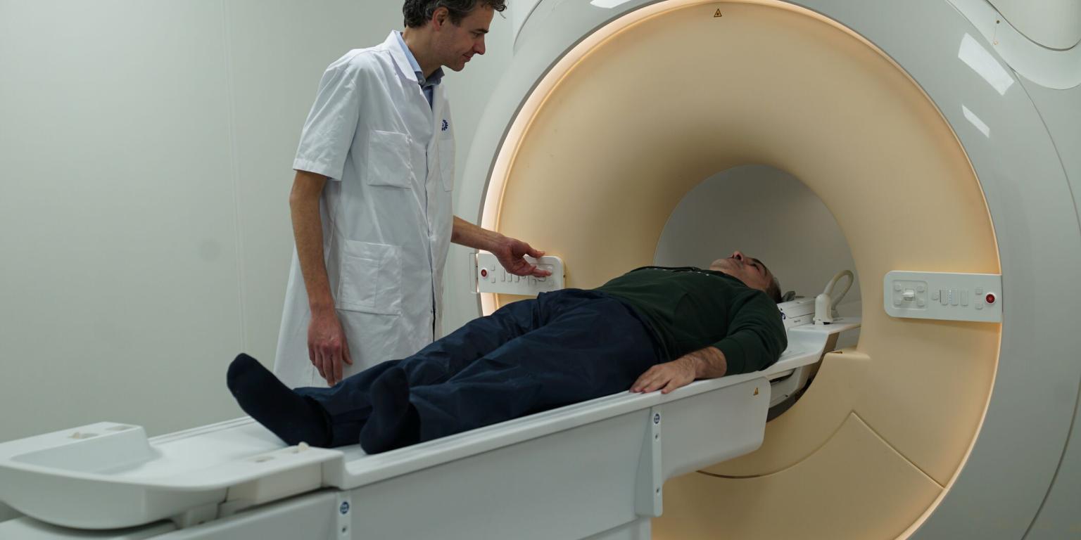 Dr. Thomas van Sloten doet hersenonderzoek met een grote scanner