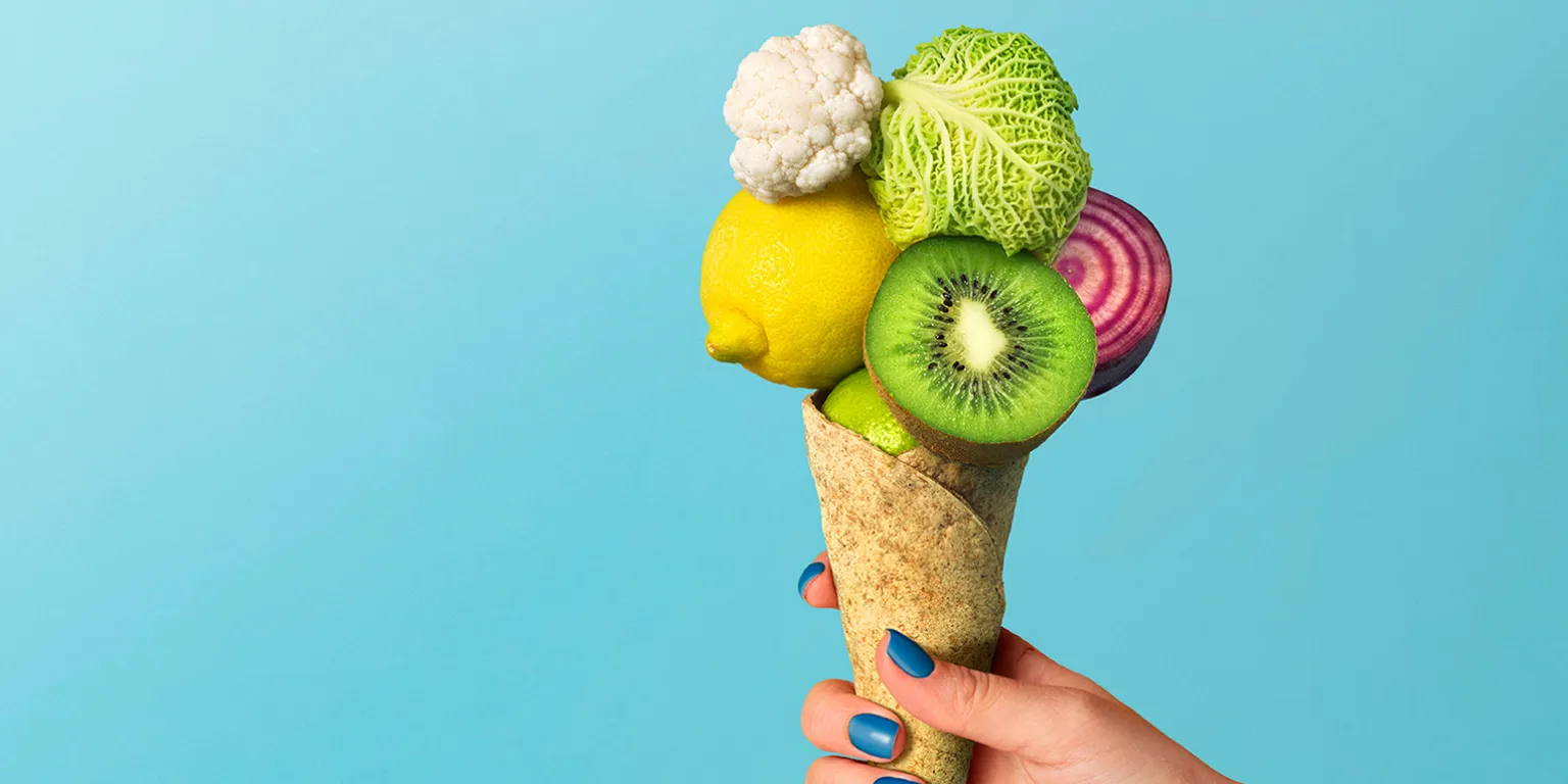 ijshoorntje met groente en fruit als bolletjes