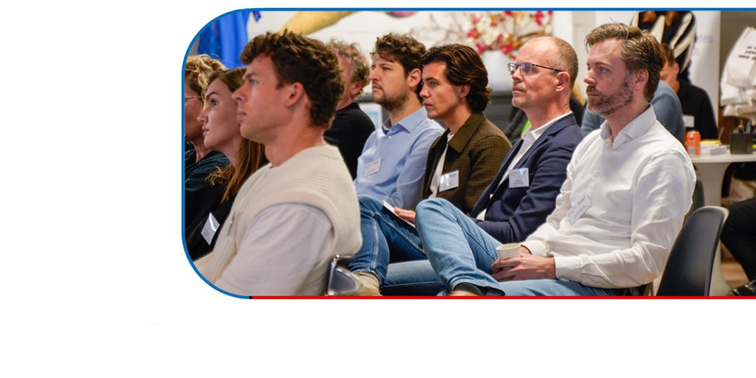 Gezonde businesclub event 2024 deelnemers luisteren aandachtig