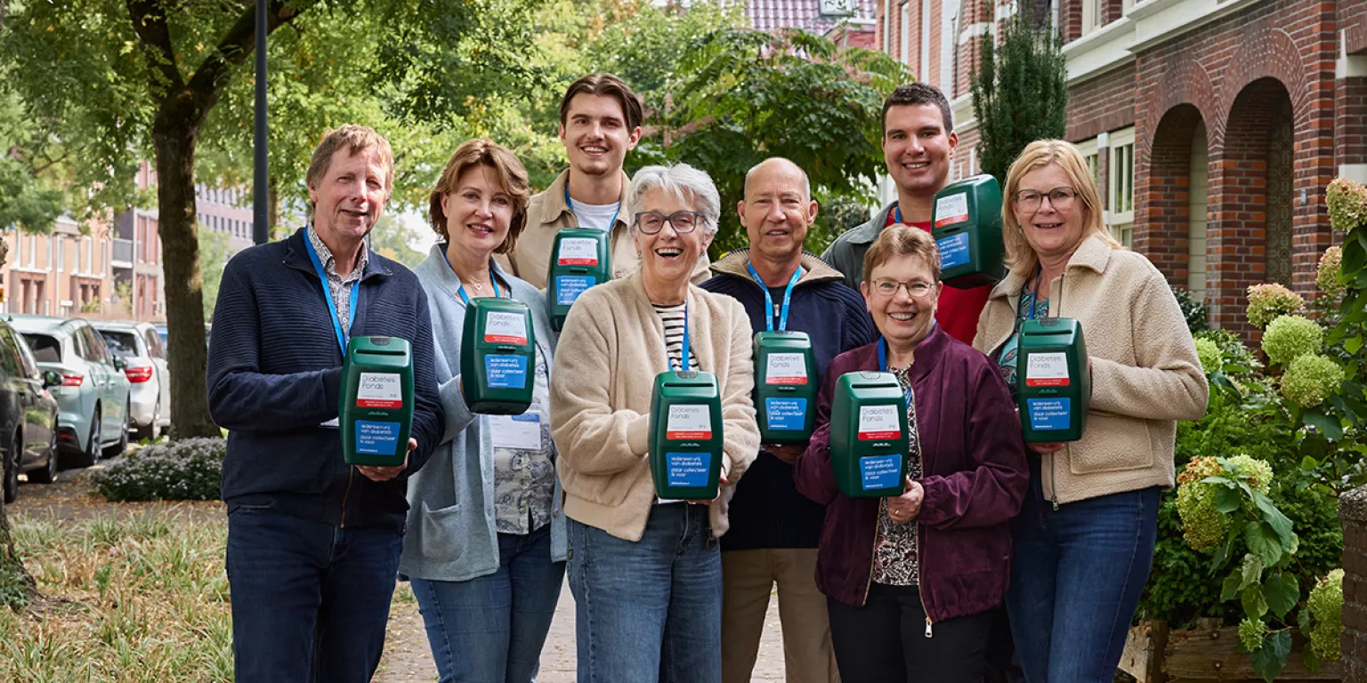 Groep collectanten van het Diabetes Fonds met een collectebus tijdens de landelijke collecte