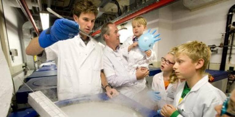 Onderzoeker diabetes type 1 geeft uitleg aan kinderen