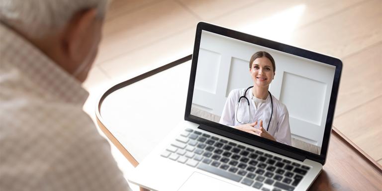 Man kijkt naar laptop