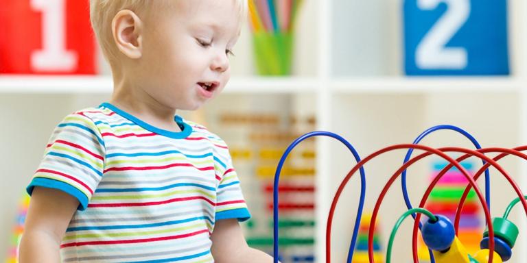 Jong kind spelend met op de achtergrond de cijfers 1 en 2