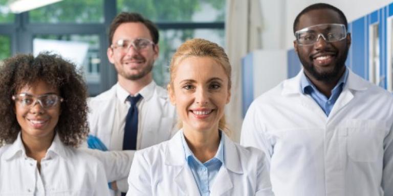 Foto van een groep wetenschappers in een lab