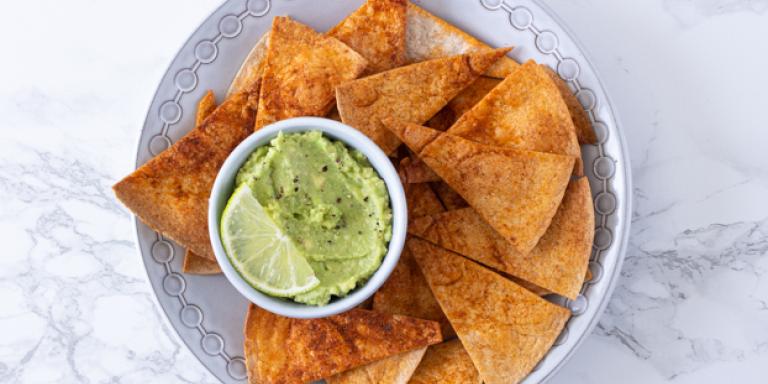 Volkoren tortillachips met avocadodip