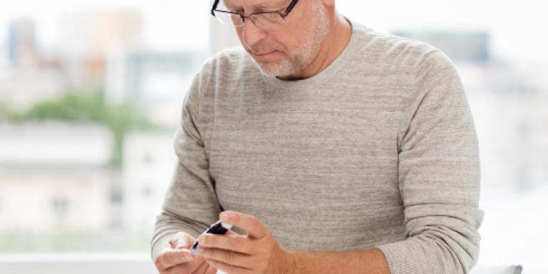 Man die bloedsuiker thuis controleert