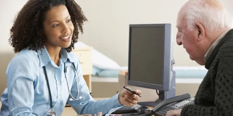 Persoon met diabetes en verpleegkundige in gesprek