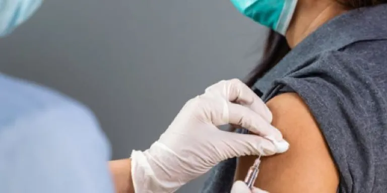 Coronavaccin wordt toegediend in arm