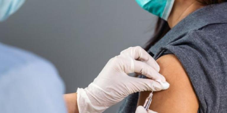 Coronavaccin wordt toegediend in arm