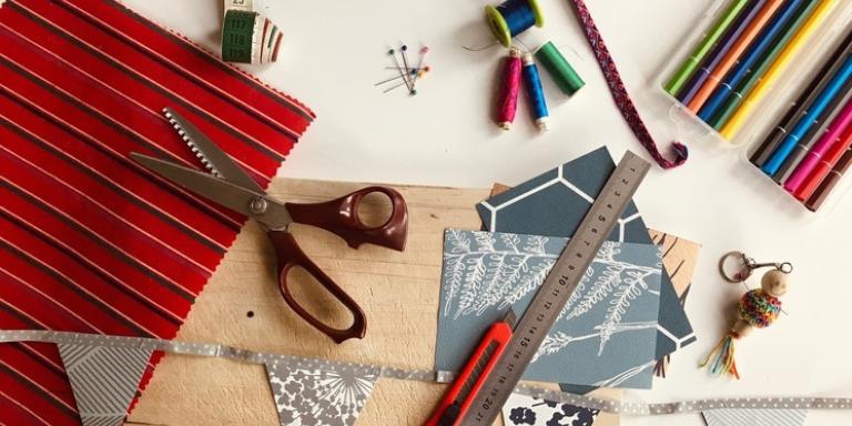 creatieve materialen pennen, potloden en meer