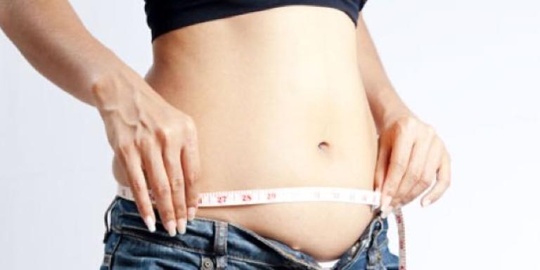 Foto: vrouw meet omvang taille