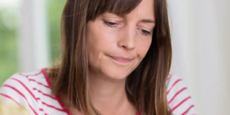 Jonge vrouw kijkt bedrukt