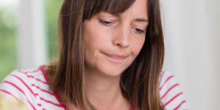 Jonge vrouw kijkt bedrukt