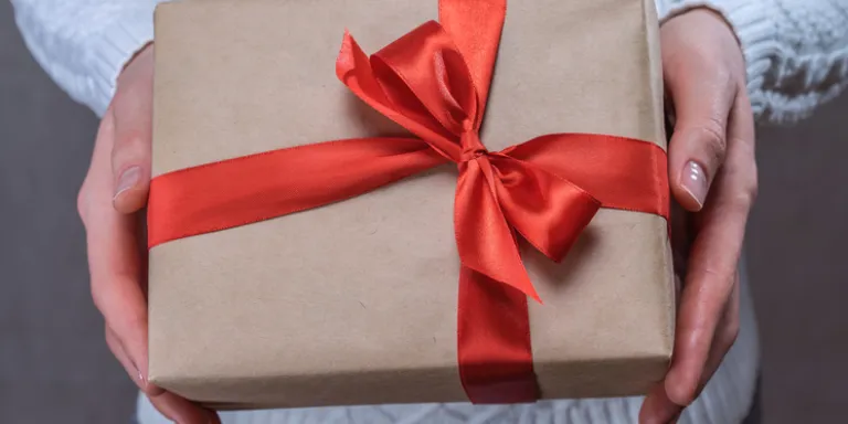 Cadeau met rode strik