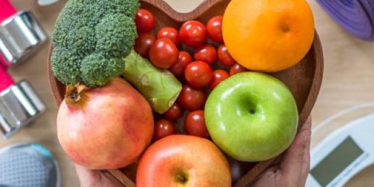 Foto van een schaal met fruit en groenten