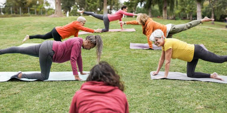 Foto: groep vrouwen doen yoga-oefeningen in het park
