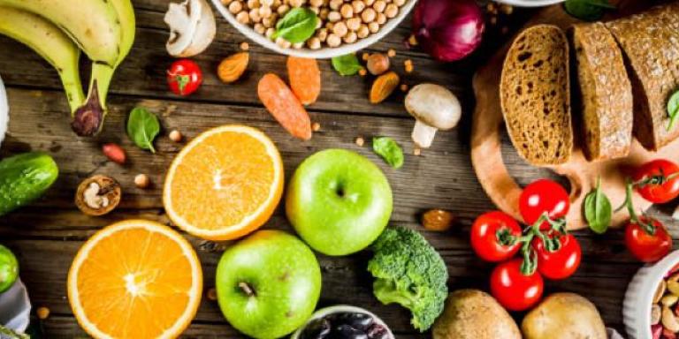 Foto van verschillende producten zoals kikkererwten, brood, bananen ter illustratie van de glycemische index