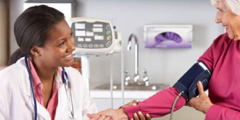 De arts meet de bloeddruk van een vrouw