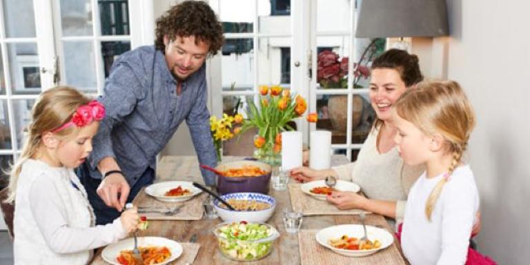 Gezin aan tafel eten gezond met minder suiker