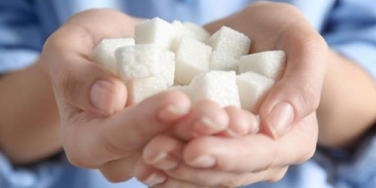 Twee handen vol met suikerklontjes