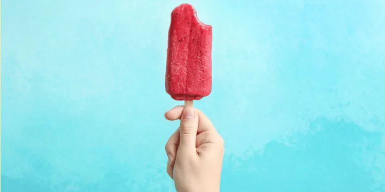 Roze waterijsjes met fruit en suiker