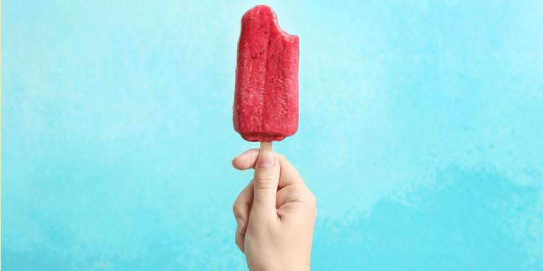 Roze waterijsjes met fruit en suiker