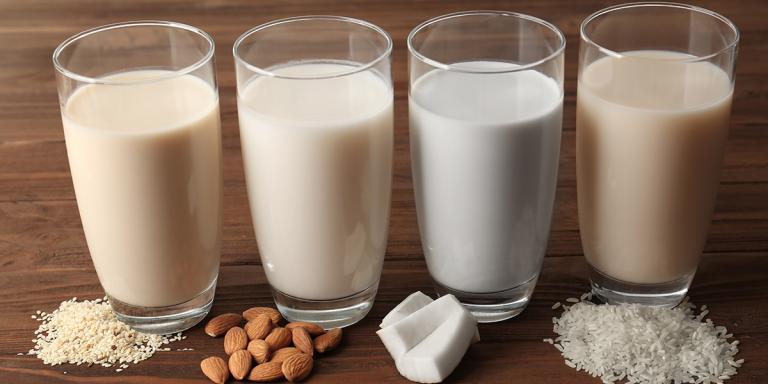Verschillende soorten melkvervangers, rijstdrink, amandeldrink, kokosdrink en koolhydraten