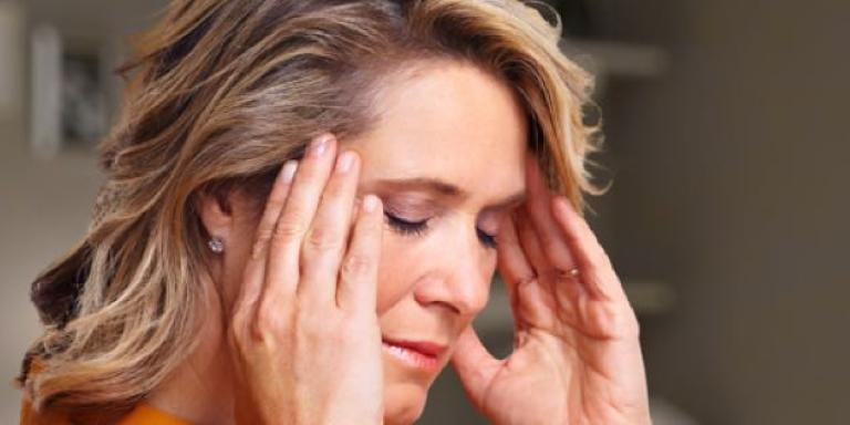 Vrouw met hoofdpijn door suikerovergevoeligheid