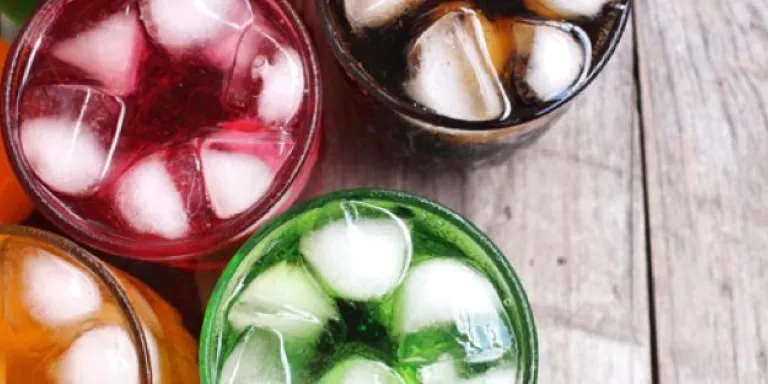Glazen met limonade