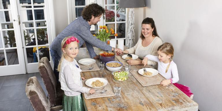 Foto van man in supermarkt bekijkt  ingrediënten om te zien hoeveel suiker erin zit
