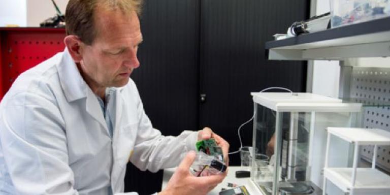 Foto: Kunstalvleesklier in de handen van Robin Koops, bij Inreda