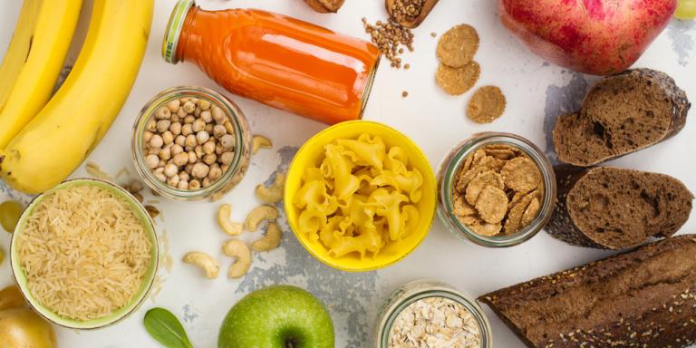 Foto: Koolhydraten in verschillende soorten voedsel zoals bananen, pasta en brood