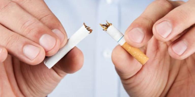Niet roken: iemand breekt sigaret doormidden