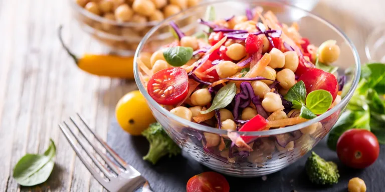Foto van een gezonde vegetarische salade met kikkerersten