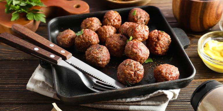 Hoeveel koolhydraten in vlees zoals 100 gram gehaktballetjes deze  bevatten 8 gram koolhydraten