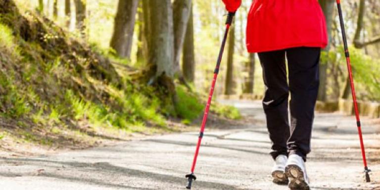 Vrouw doet Nordic wandelen volgens de persoonlijke gezondheidscheck een goed idee