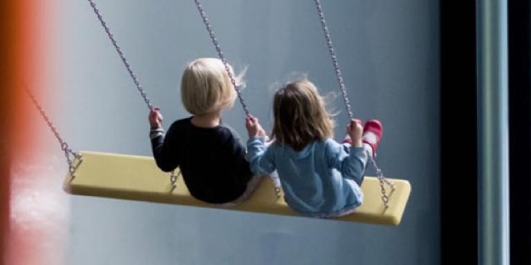 Kinderen op een schommel