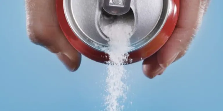 Blikje frisdrank met vrije suikers